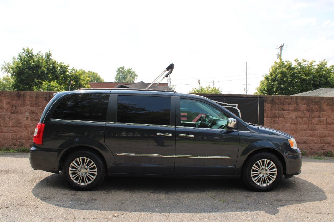 Used 2014 Chrysler Town & Country Touring-L w/ Driver Convenience Group FWD image 5