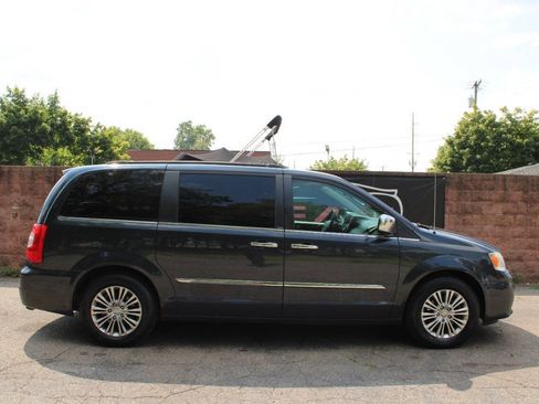 Used 2014 Chrysler Town & Country Touring-L w/ Driver Convenience Group FWD image 5