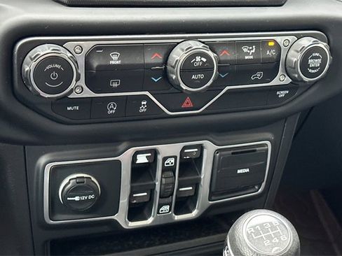 Used 2018 Jeep Wrangler Unlimited Sahara image 24