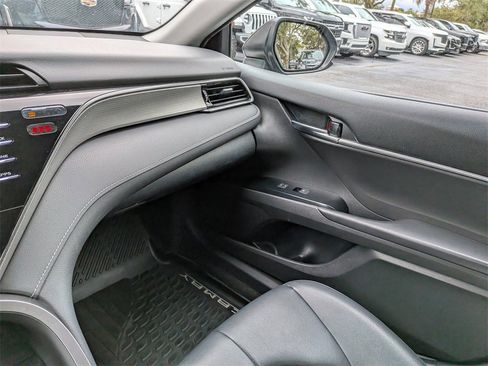 Used 2020 Toyota Camry SE image 16