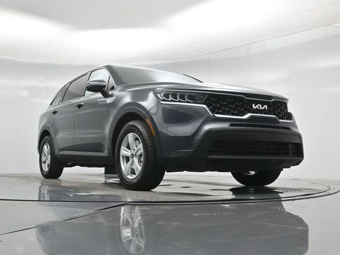 Used 2023 Kia Sorento LX image 48