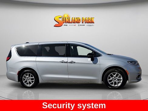 Certified 2024 Chrysler Pacifica Touring-L FWD image 6