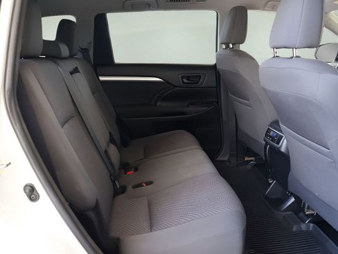 Used 2018 Toyota Highlander LE FWD image 19