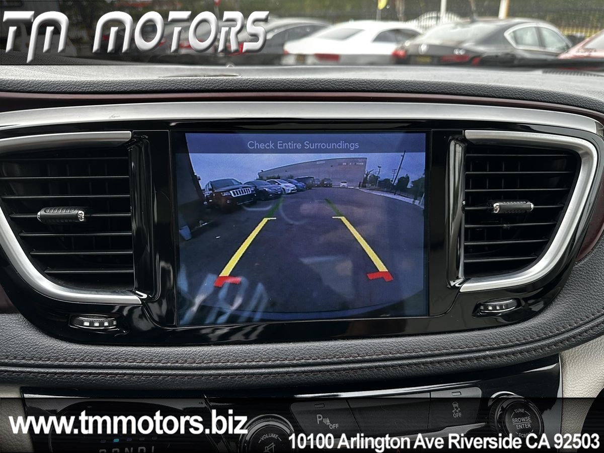 Used 2017 Chrysler Pacifica Limited w/ UConnect Theater Package FWD image 14