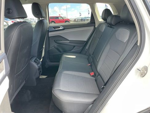 Used 2024 Volkswagen Taos SE FWD image 7