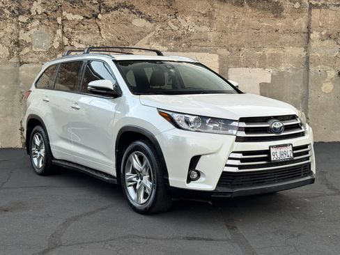 Used 2019 Toyota Highlander Limited FWD image 2