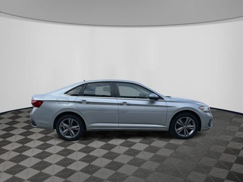 Used 2022 Volkswagen Jetta SE image 4