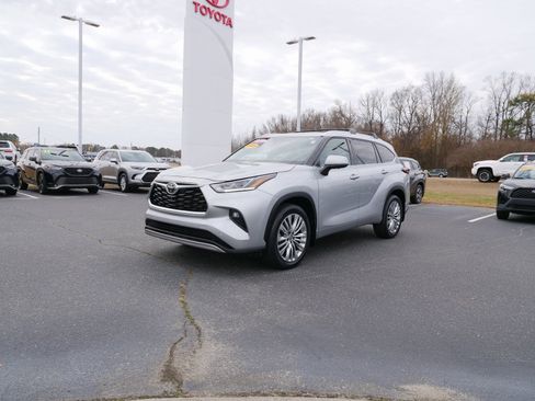 Used 2024 Toyota Highlander Platinum image 7