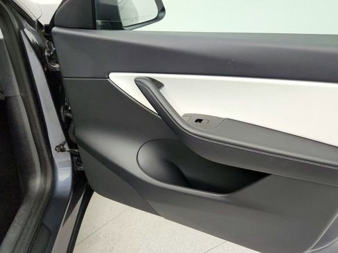 Used 2020 Tesla Model Y Long Range image 28