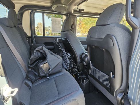 Used 2025 Jeep Gladiator Rubicon w/ Convenience Group image 19