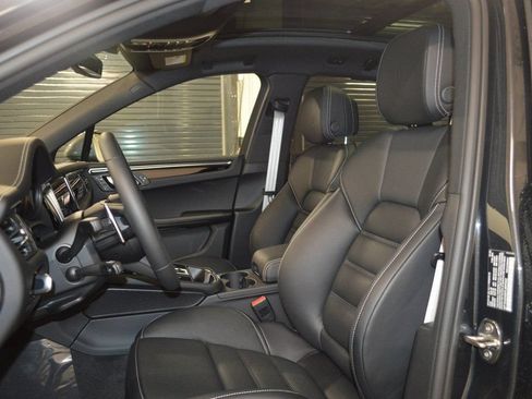 New 2026 Porsche Macan AWD/4WD image 5
