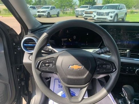 Used 2025 Chevrolet Trax LT FWD image 17