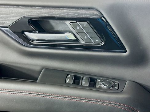 Used 2025 GMC Yukon AT4 Ultimate AWD/4WD image 17
