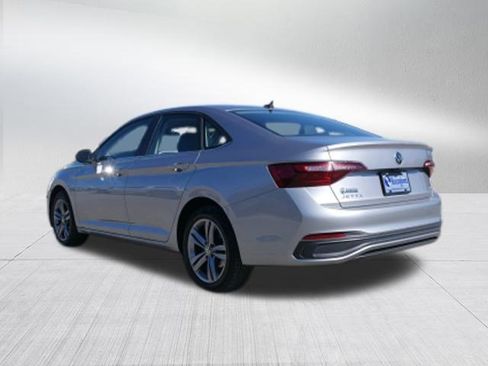 Used 2024 Volkswagen Jetta SE image 5