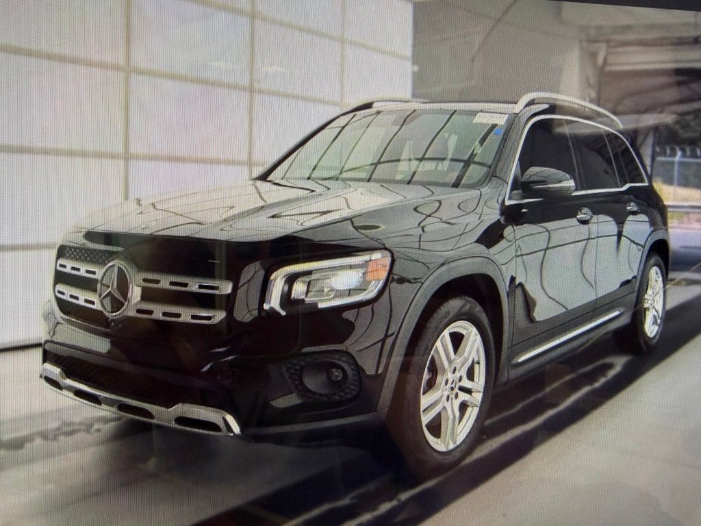 Used 2021 Mercedes-Benz GLB 250 4MATIC w/ Premium Package image 4