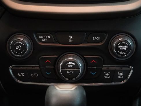 Used 2017 Jeep Cherokee Limited FWD image 21
