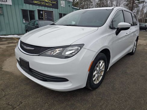 Used 2017 Chrysler Pacifica LX image 4