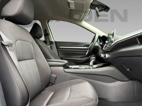 Used 2023 Nissan Altima 2.5 SV FWD image 9