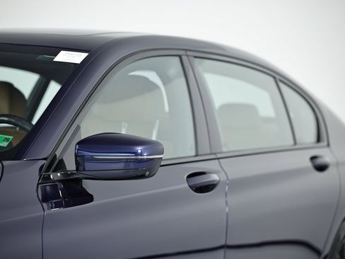 Used 2022 BMW 740i w/ M Sport Package image 3