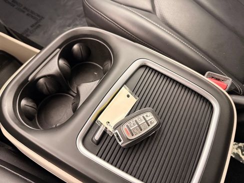 Used 2023 Chrysler Pacifica Touring-L FWD image 40