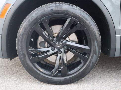 Used 2023 Volkswagen Tiguan SE R-Line image 11