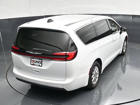 Used 2024 Chrysler Pacifica Touring-L FWD image 42