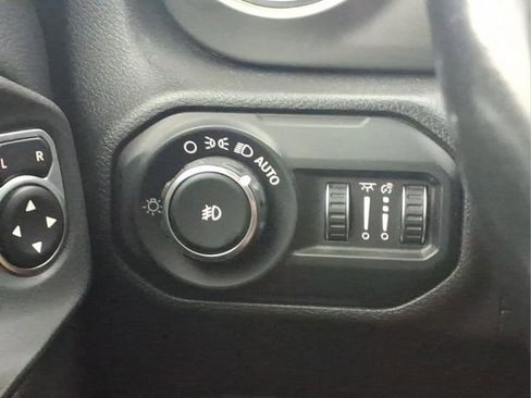 Used 2020 Jeep Wrangler Unlimited Sahara AWD/4WD image 15