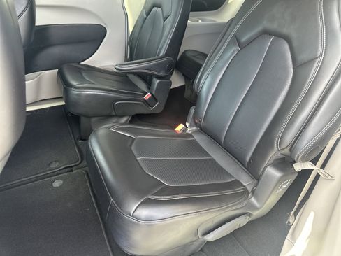 Used 2024 Chrysler Pacifica Touring-L image 16