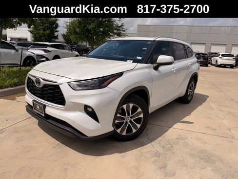 Used 2023 Toyota Highlander XLE image 1