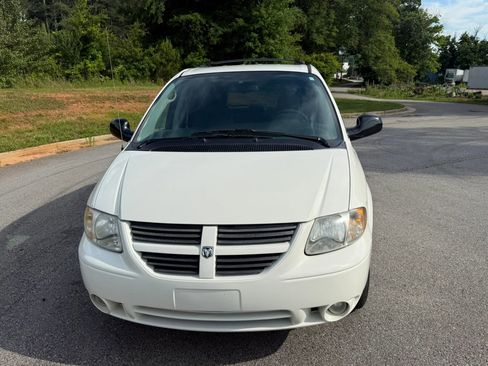 Used 2006 Dodge Grand Caravan SXT FWD image 2