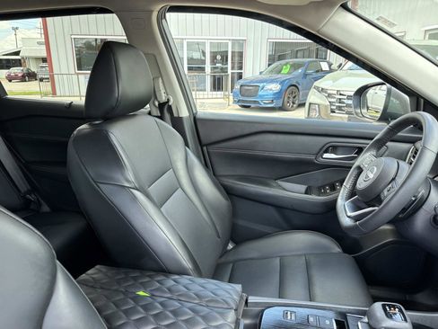 Used 2024 Nissan Rogue SV w/ SV Premium Package image 11