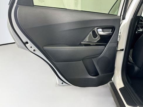 Used 2022 Kia Niro EX FWD image 26