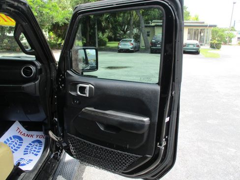 Used 2018 Jeep Wrangler Unlimited Sahara AWD/4WD image 26