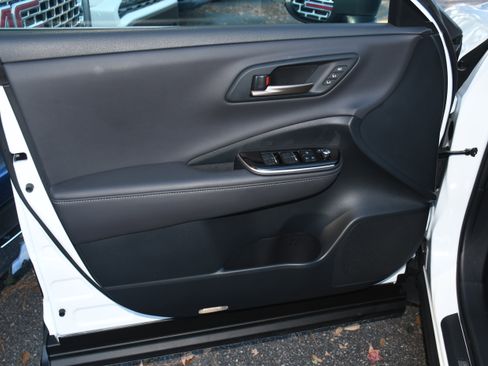 Used 2025 Toyota Crown Limited image 10