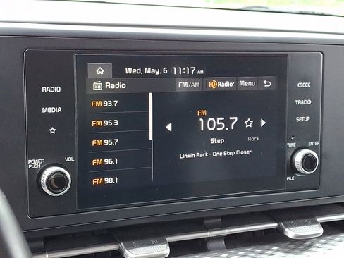 Used 2024 Kia Carnival LX FWD image 3
