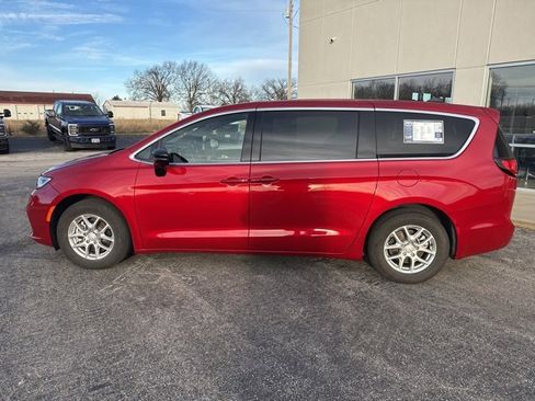 Used 2025 Chrysler Pacifica Select image 8