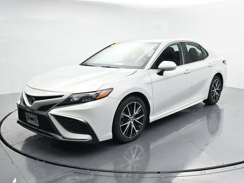 Used 2023 Toyota Camry SE FWD image 4