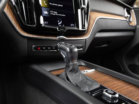 Used 2021 Volvo XC60 T5 Momentum w/ Premium Package image 24