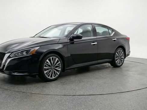 Used 2025 Nissan Altima 2.5 SV FWD image 3