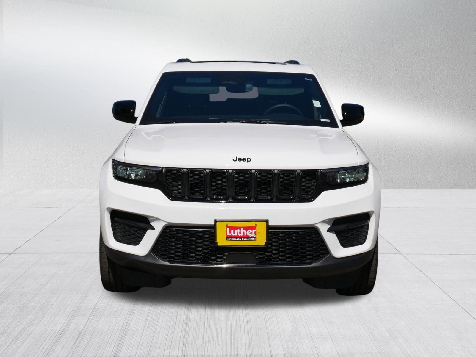 Used 2023 Jeep Grand Cherokee Altitude AWD/4WD image 2