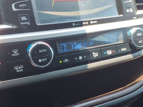 Used 2018 Toyota Highlander Limited FWD image 18