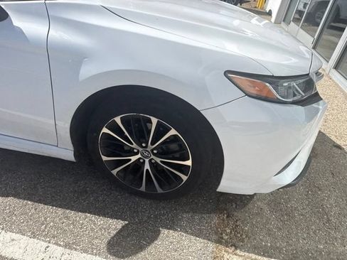 Used 2020 Toyota Camry SE w/ Convenience Package FWD image 3
