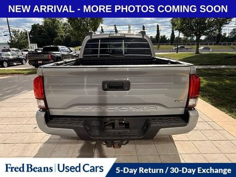 Used 2018 Toyota Tacoma TRD Sport AWD/4WD image 4