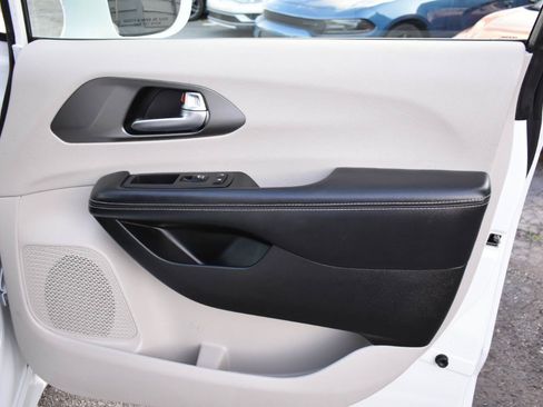 Used 2022 Chrysler Pacifica Touring-L FWD image 40