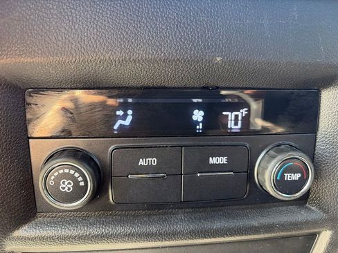 Used 2022 Chevrolet Traverse LT FWD image 45