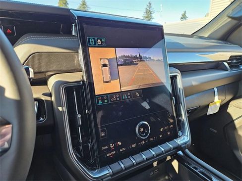 New 2025 GMC Yukon Elevation image 28