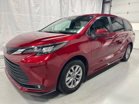 Used 2025 Toyota Sienna XLE image 3