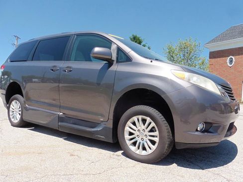 Used 2014 Toyota Sienna XLE FWD image 7