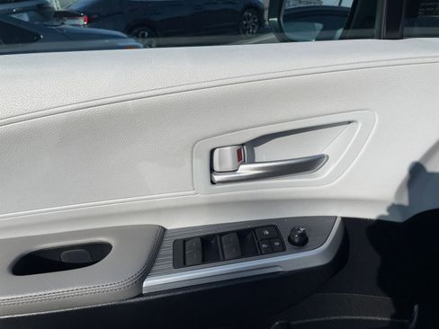 Used 2025 Toyota Sienna XLE image 22