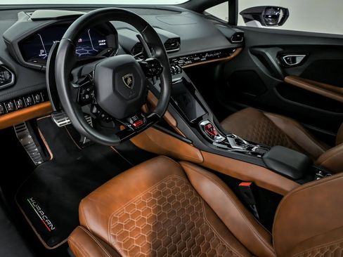 Used 2020 Lamborghini Huracan EVO image 22